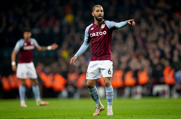 Douglas Luiz em partida do Aston Villa contra o Manchester United
