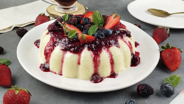 Pudim com calda de frutas vermelhas