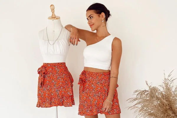 Influencer e empresária Isabela Matte, ao lado de manequim