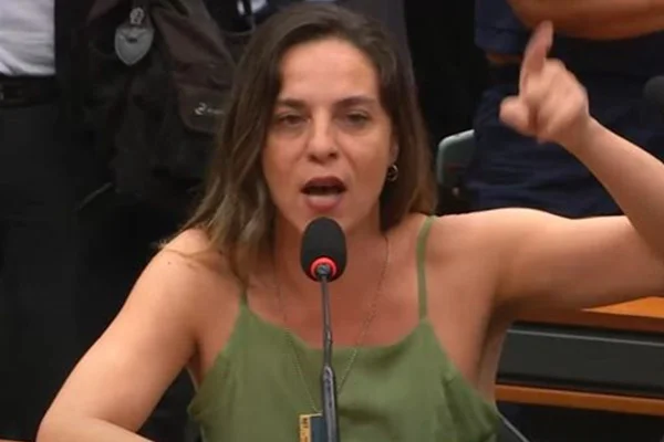 Fotografia colorida mostra a deputada federal Fernanda Melchionna durante discurso na Comissão de Segurança da Câmara - Metrópoles
