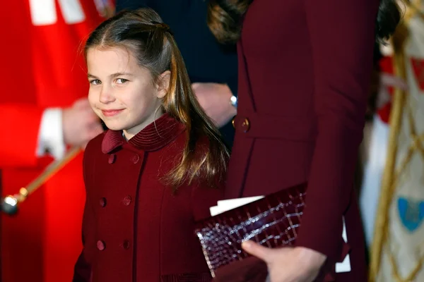 Semelhança de Charlotte com sobrinha de Elizabeth II choca fãs