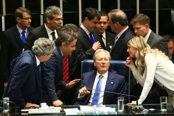 Senadores contam 57 votos a favor de relatório do impeachment