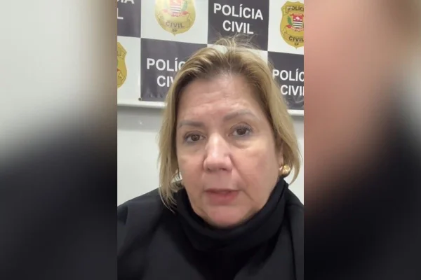 Imagem colorida mostra a jornalista Adriana Ramos - Metrópoles