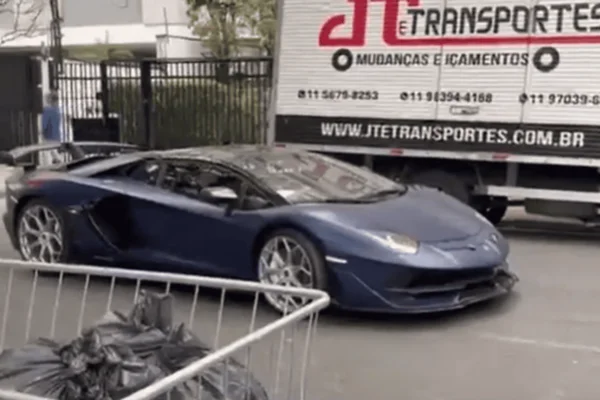 Imagem colorida de um carro de luxo apreendido por suspeita de rachas - Metrópoles