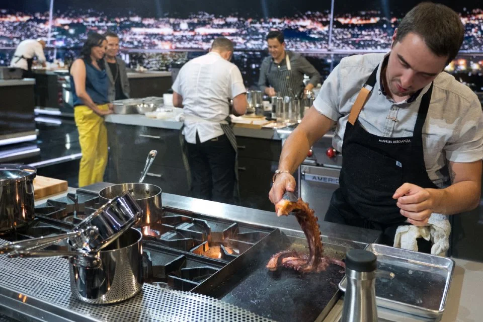 <b>The Final Table</b> – A competição culinária da Netflix aborda uma gastronomia do mundo a cada episódio. No último capítulo, os finalistas devem servir uma refeição a grandes chefs como a brasileira Helena Rizzo e o americano Grant Achatz <b>The Final Table</b> – A competição culinária da Netflix aborda uma gastronomia do mundo a cada episódio. No último capítulo, os finalistas devem servir uma refeição a grandes chefs como a brasileira Helena Rizzo e o americano Grant Achatz