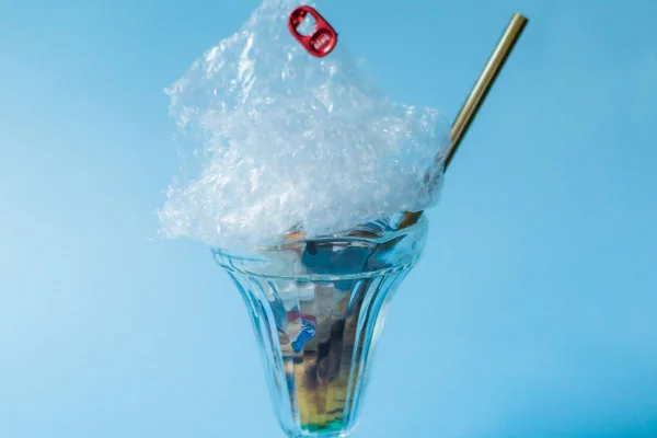 Na foto um taça cheia com plásticos de diferentes tamanho, simulando os microplásticos - Metrópoles
