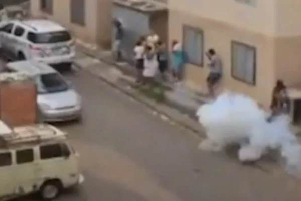 Imagem colorida de bomba. Metrópoles
