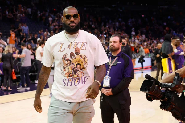 Lebron James, atleta do Los Angeles lakers, saindo de quadra após partida de sua equipe pela NBA