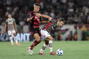 Disputa de bola no duelo entre Fluminense x Flamengo