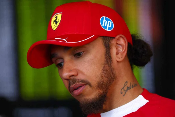 Imagem colorida de Lewis Hamilton - Metrópoles
