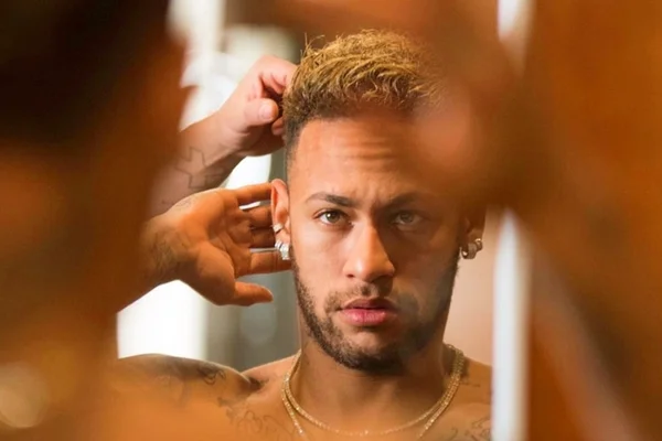 O rei da moda! Neymar faz mudança radical nos cabelos