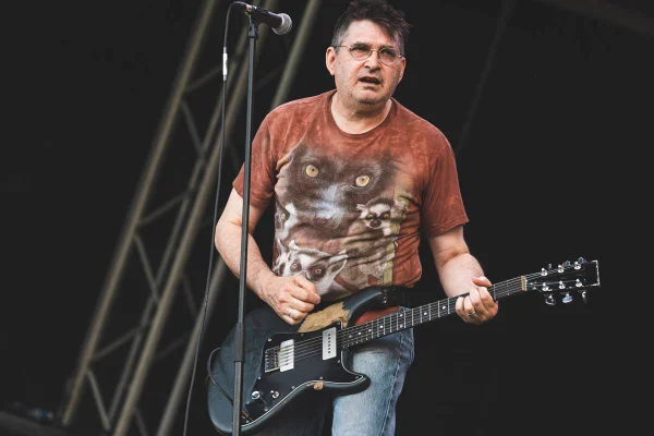 foto colorida de homem tocando guitarra - metrópoles