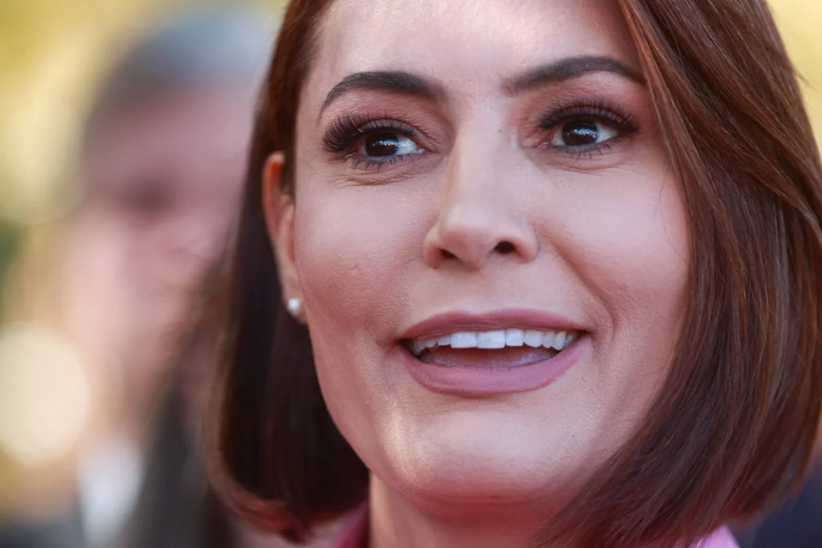 “Colocamos uma pedra”, diz Michelle sobre brigas com Flávio Bolsonaro. Veja vídeo