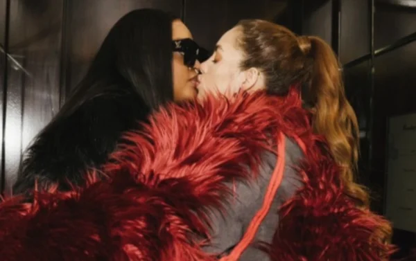 Fotografia colorida de duas mulheres se beijando - namorada brasileira da filha do presidente de Camarões - Metrópoles