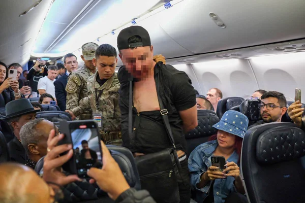 Passageiros lutaram com homem que tentou abrir porta de avião durante voo