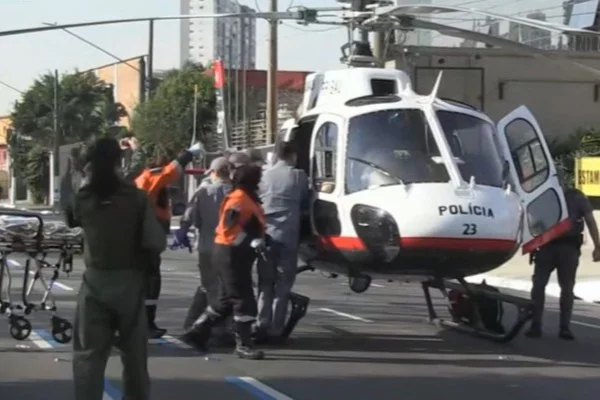 Imagem colorida de helicóptero Águia da PM resgatando policial penal. Merópoles