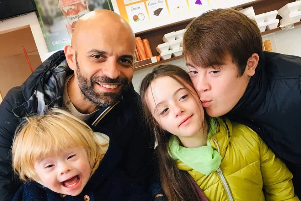 Hoje, o pai solteiro, homossexual e católico praticamente, cerca de todos os cuidados a filha, hoje com dois anos de idade Hoje, o pai solteiro, homossexual e católico praticamente, cerca de todos os cuidados a filha, hoje com dois anos de idade