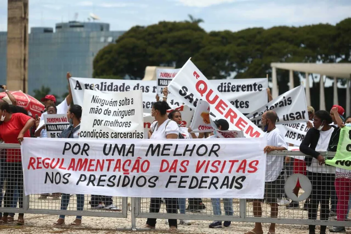 Familiares de presos protestam por condições humanitárias no sistema prisional Familiares de presos protestam por condições humanitárias no sistema prisional
