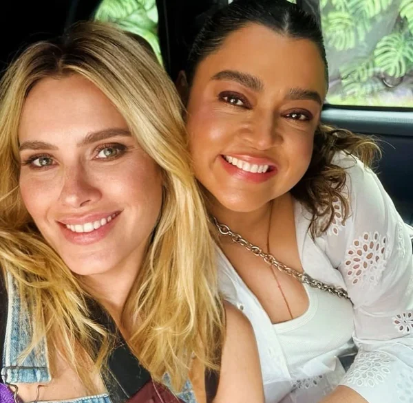 Carol Dieckmmann e Preta Gil posam juntas para as redes sociais - Metrópoles