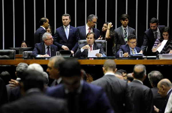 Partidos fazem 1ª reunião formal para fechar bloco e isolar PSL e PT
