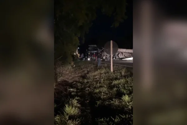 Dois morrem em grave acidente entre ônibus e carreta na MG-050