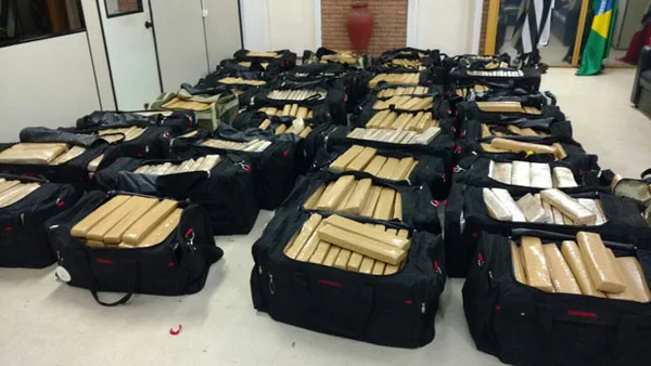 Polícia apreende três toneladas de drogas em caminhão do Exército