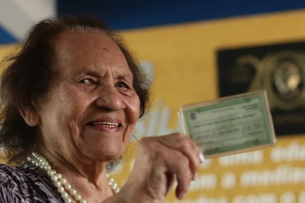 Aos 95 anos, eleitora viaja cerca de 2 mil km para votar em Brasília