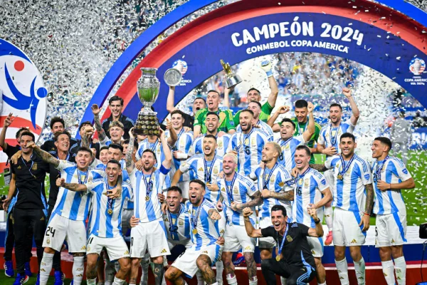 Lionel Messi (10) levanta taça da Copa América com jogadores da Argentina