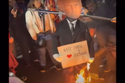 Manifestantes queimam boneco de Trump em São Paulo