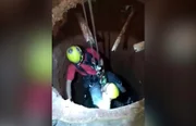 Menino de 12 anos ficou cerca de uma hora dentro do buraco Menino de 12 anos ficou cerca de uma hora dentro do buraco