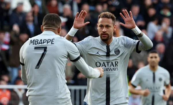 Mbappé e Neymar comemorando