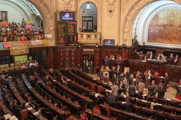MPF: lei que amplia porte de armas para deputados é inconstitucional