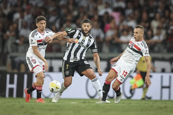 São Paulo e Atlético-MG empatam sem gols em jogo truncado no Mineirão