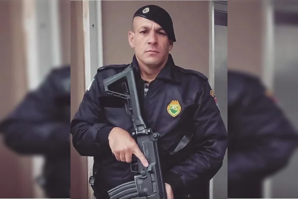 Policial discute com colega e o mata a tiros dentro de viatura no Paraná