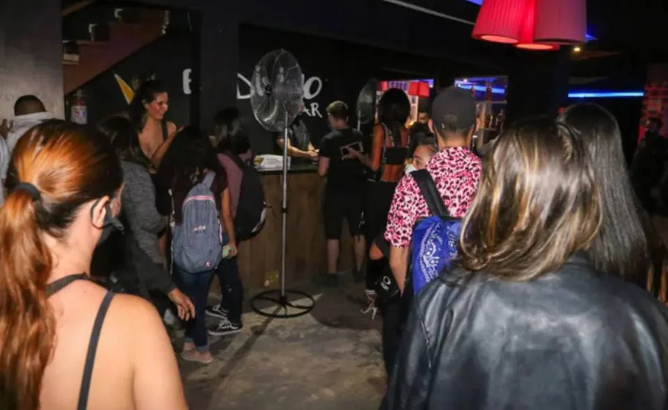 Blitz da Vigilância Sanitária fecha balada clandestina em São Paulo na madrugada deste domingo (21/3) Blitz da Vigilância Sanitária fecha balada clandestina em São Paulo na madrugada deste domingo (21/3)