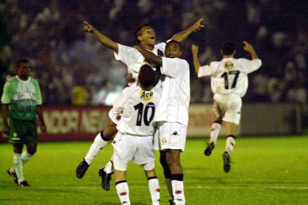 Foto colorida do jogo entre Palmeiras e Vasco, pela Copa Mercosul de 2000 - Metrópoles