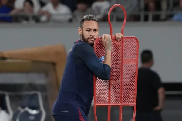 Foto colorida de Neymar, em treinamento físico