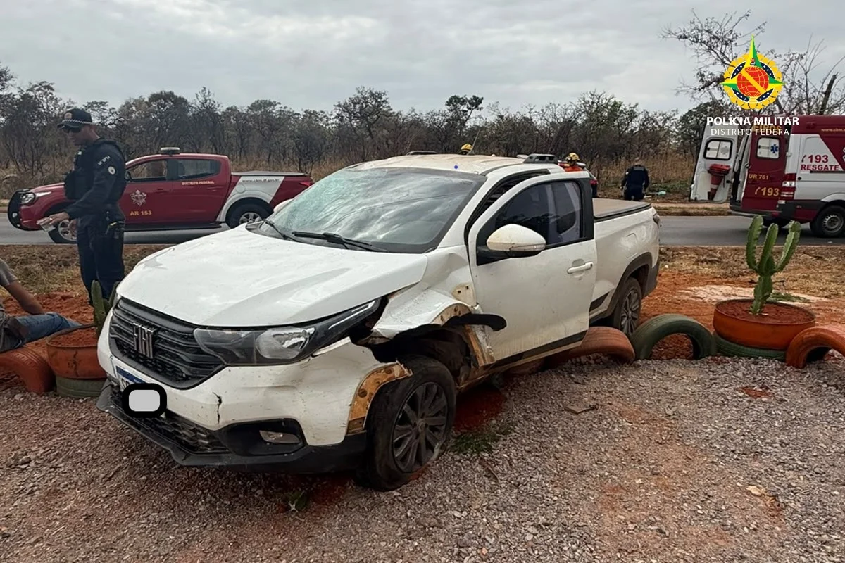 Depois de bater contra o ciclista, o motorista do carro ainda atingiu uma planta que estava às margens da via Depois de bater contra o ciclista, o motorista do carro ainda atingiu uma planta que estava às margens da via