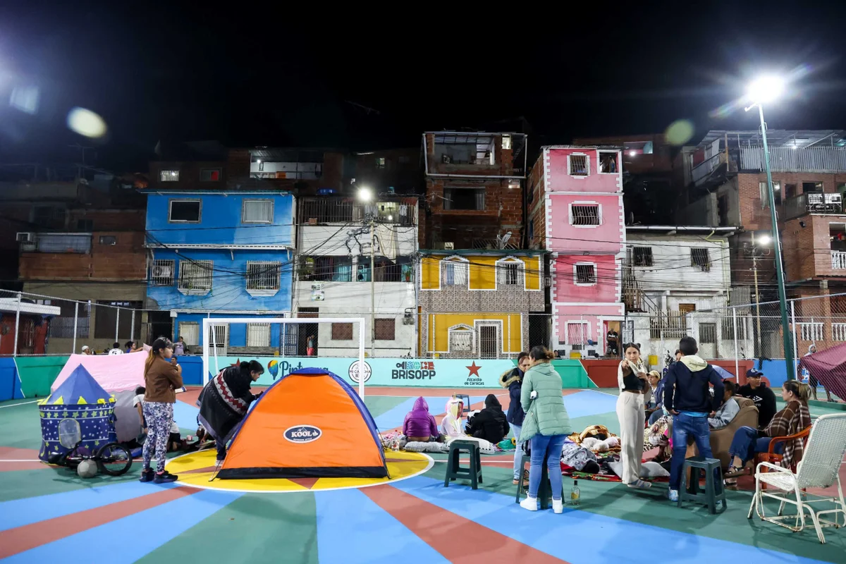 Pessoas afetadas montam barracas em um campo público para passar a noite após um terremoto de magnitude 7,2 atingir a Venezuela e outras regiões do Caribe Pessoas afetadas montam barracas em um campo público para passar a noite após um terremoto de magnitude 7,2 atingir a Venezuela e outras regiões do Caribe