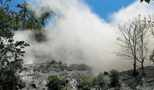 Agitação de areia em monte após o tremor