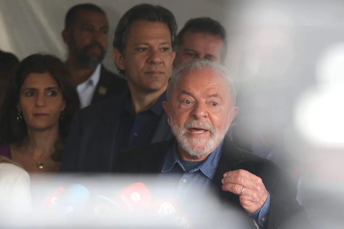 O ex-presidente Luiz Inácio Lula da Silva (PT), vota na Escola Estadual Firmino Correia de Araújo, em São Bernardo do Campo (SP), nesta manhã de domingo (02) O ex-presidente Luiz Inácio Lula da Silva (PT), vota na Escola Estadual Firmino Correia de Araújo, em São Bernardo do Campo (SP), nesta manhã de domingo (02)