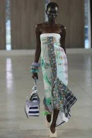 Uma modelo desfila na passarela do desfile da Moschino