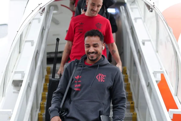 Vídeo: Flamengo desembarca na Argentina para enfrentar Racing