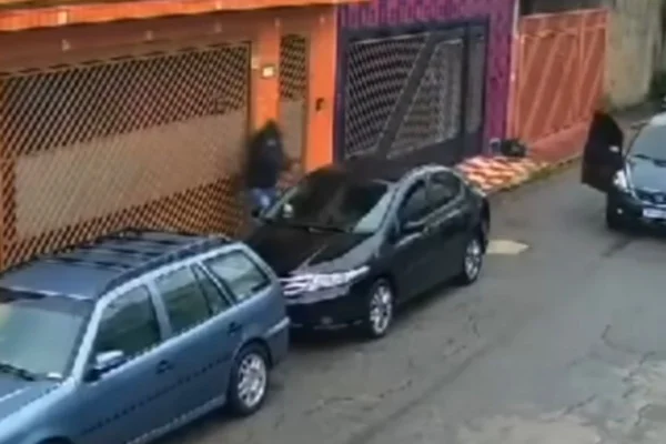 Imagem colorida mostra atentado contra funcionára que denunciou fraude. Metrópoles