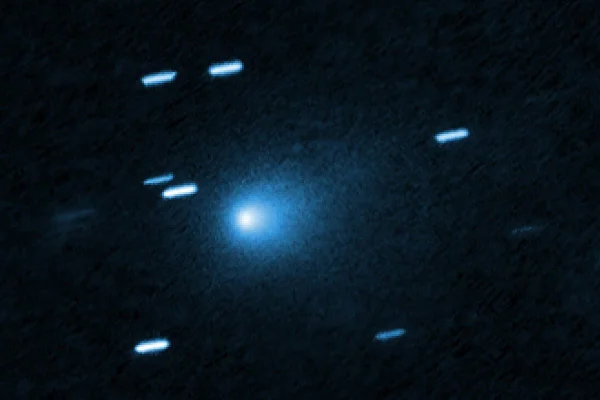 Foto espacial colorida de cometa raro passando pelo sistema solar.