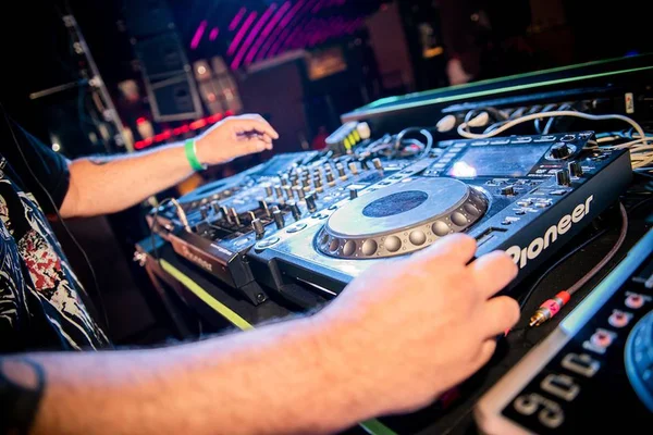 DJ