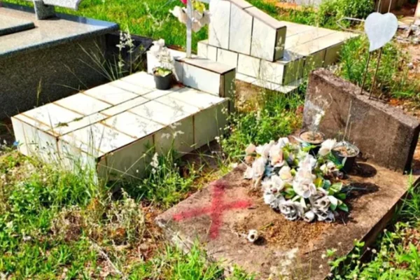 Imagem colorida de túmulo com marcação de X