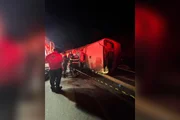 Ônibus de turismo ficou destruído após tombar na BR-262, no Espírito Santo; três pessoas morreram Ônibus de turismo ficou destruído após tombar na BR-262, no Espírito Santo; três pessoas morreram