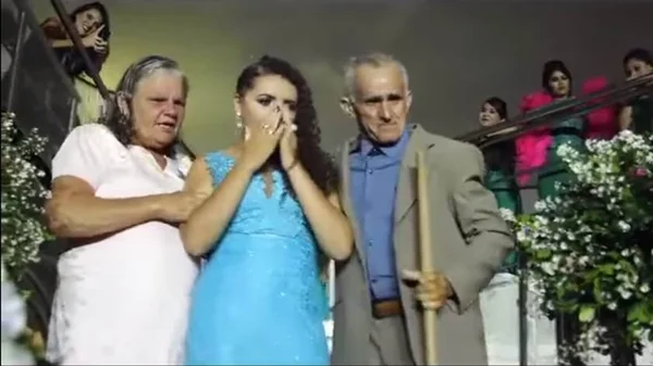 Jovem homenageia pais com enxada em formatura e emociona a internet