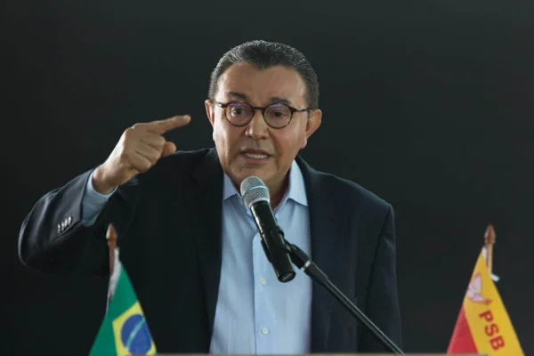 Carlos Siqueira discursa em evento de filiação não apenas de Geraldo Alckmin mas de outras personalidades ao PSB - Metrópoles